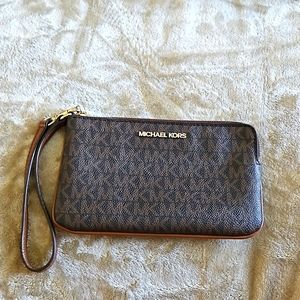 MICHAEL KORS wristlet